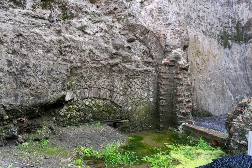 House of Dionysiac Reliefs, Herculaneum, seaside pavilion, October 2023.
Detail from east side of seaside pavilion, with doorway, on right. Photo courtesy of Johannes Eber.